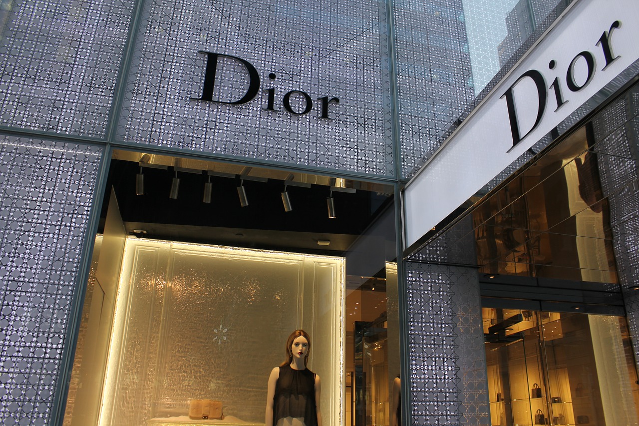 Christian Dior issues apology to China
