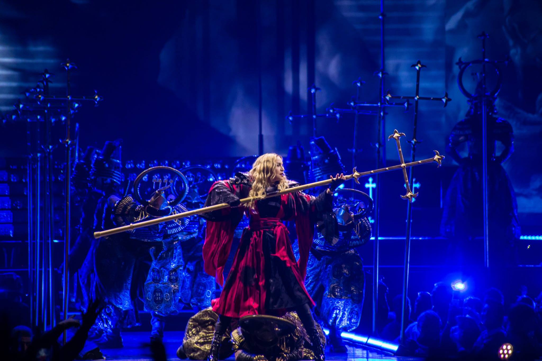 Madonna cancels shows due to overwhelming pain