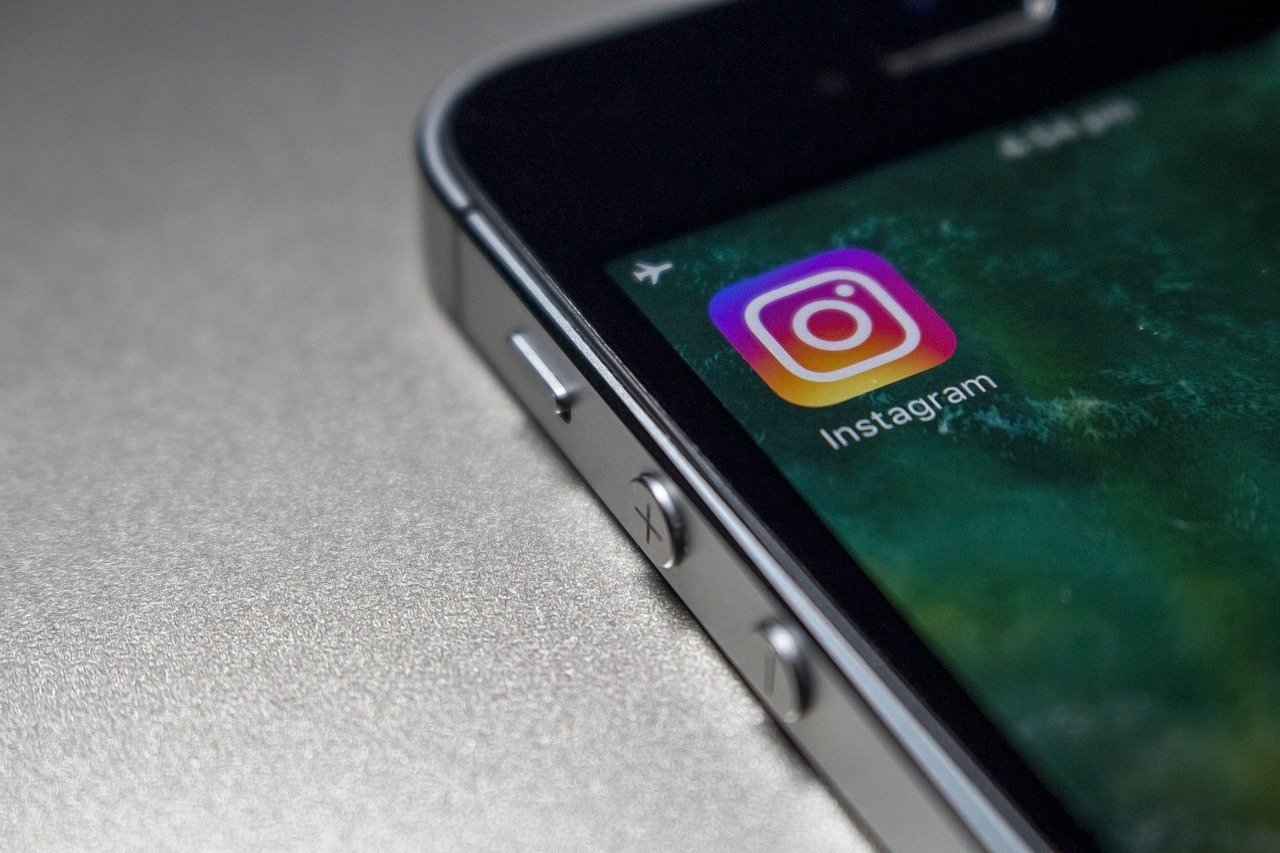 Instagram AI warns users of offensive caption