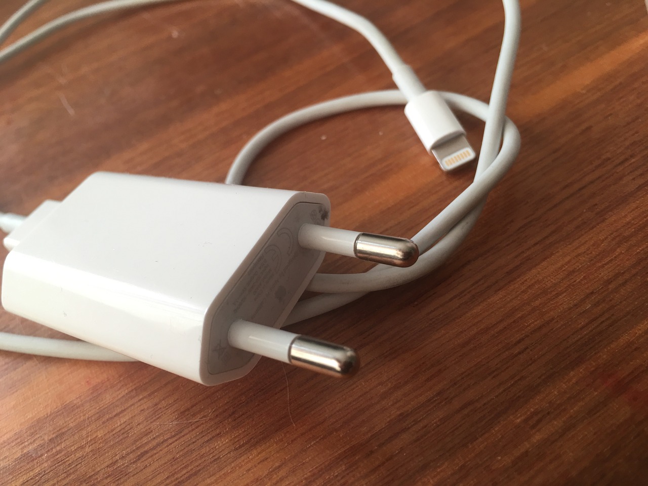 Apple to ditch lightning charging cable