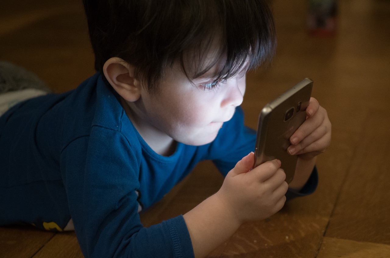 UK 10-year-old children smartphone