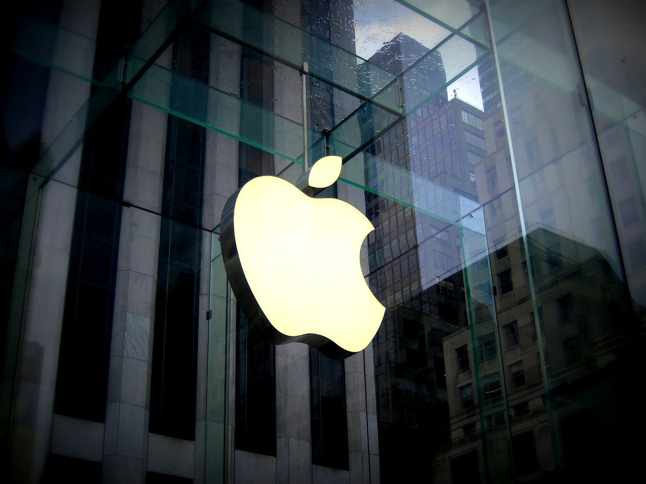 Apple first US company to reach 2T valuation
