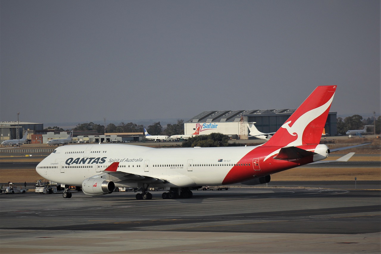 Qantas to outsource 2,000 positions, increasing job cuts to reduce losses
