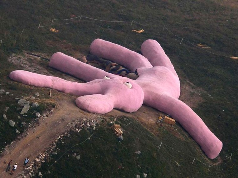 See This 55-Meter Rabbit in Italy – The Stuffed Rabbit That Decays